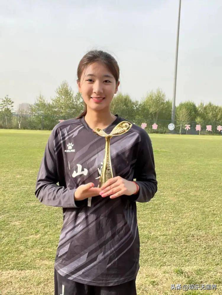 包含中国女足成员展现出色技术，受到国际赞誉的词条