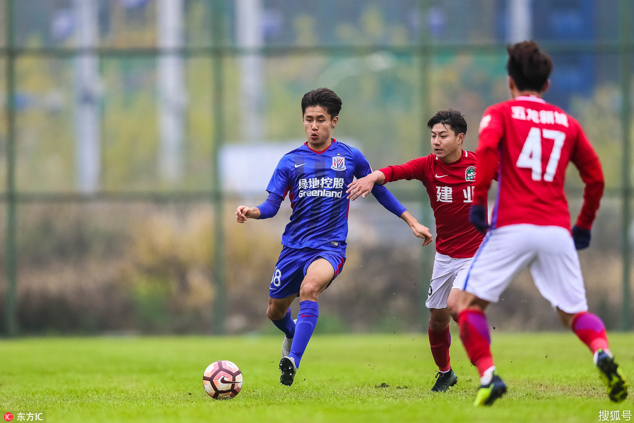 河南建业成功晋级,球迷热情庆祝! 河南建业成功晋级,球迷热情庆祝!