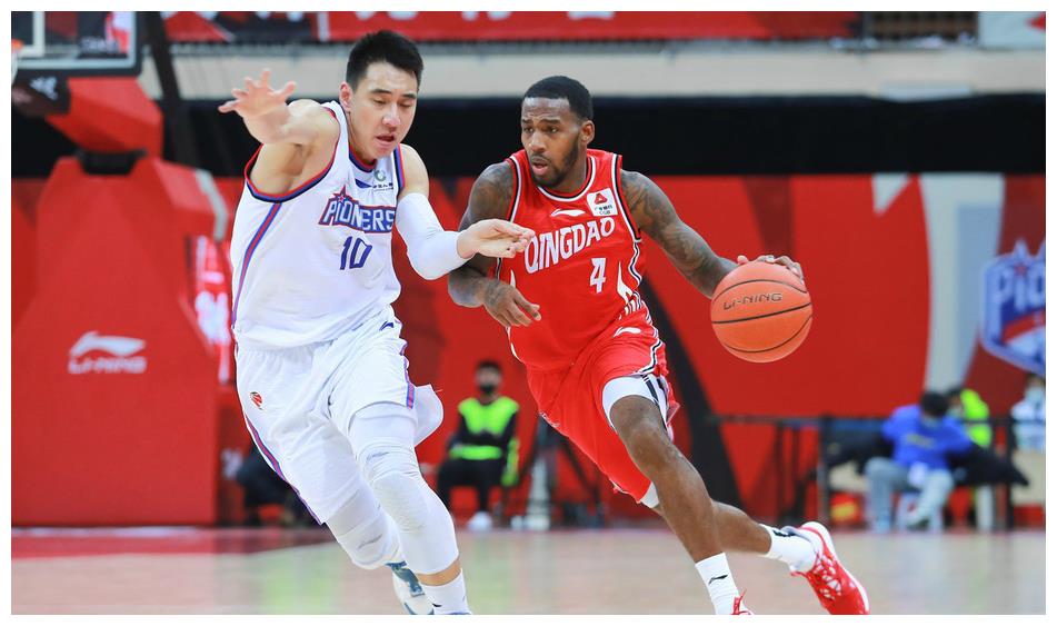 紧要关头球员发挥关键作用带队取胜 紧要关头球员发挥关键作用带队取胜