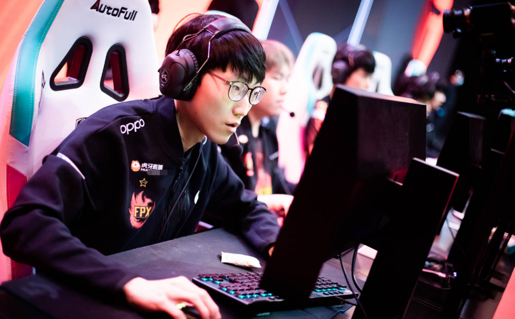 IG力克CLG,Zeus拿下关键大龙顶尖较量入围赛,点燃全场激情 IG力克CLG,Zeus拿下关键大龙顶尖较量入围赛,点燃全场激情