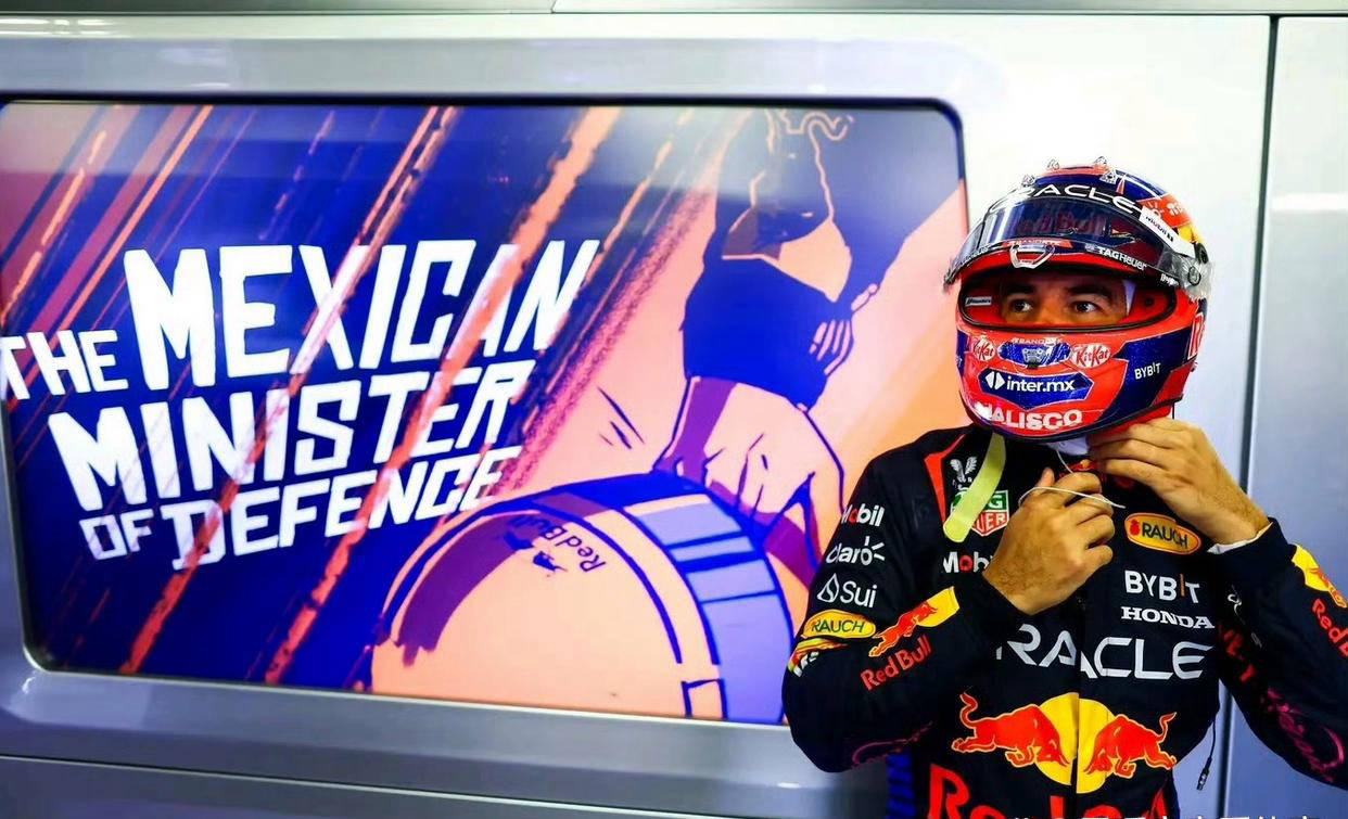 哈斯车队力克梅赛德斯，塞恩斯统治全场